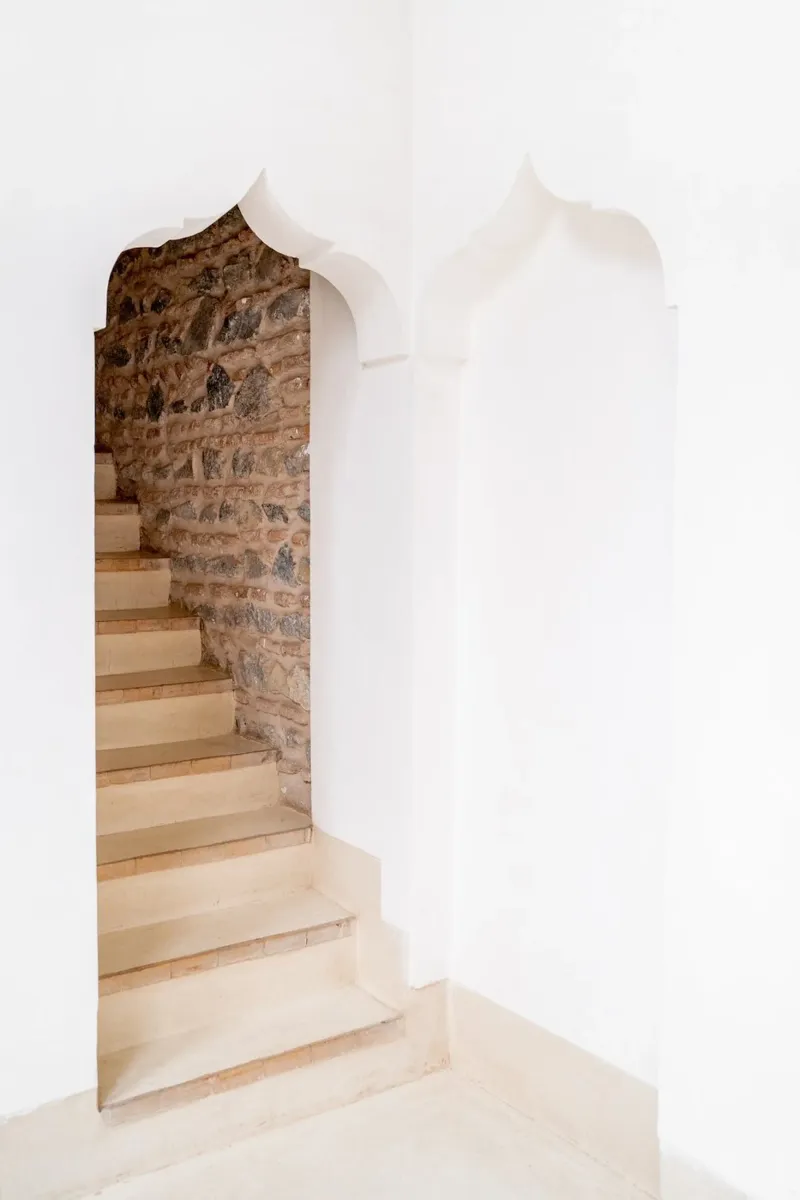 Scala ad arco bianca Boho a Marrakech alluminio dibond da Henrike Schenk Photography