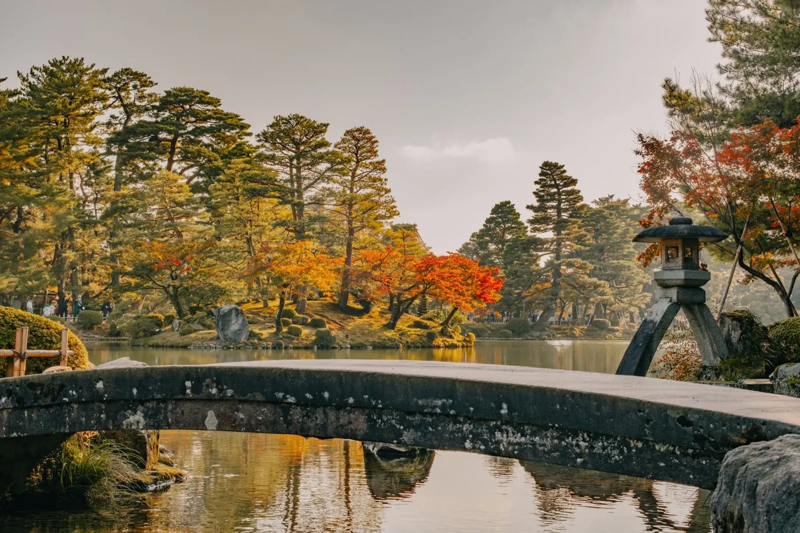 Giardino giapponese d'autunno a Kanazawa pellicola backlit da Marcel Bisig