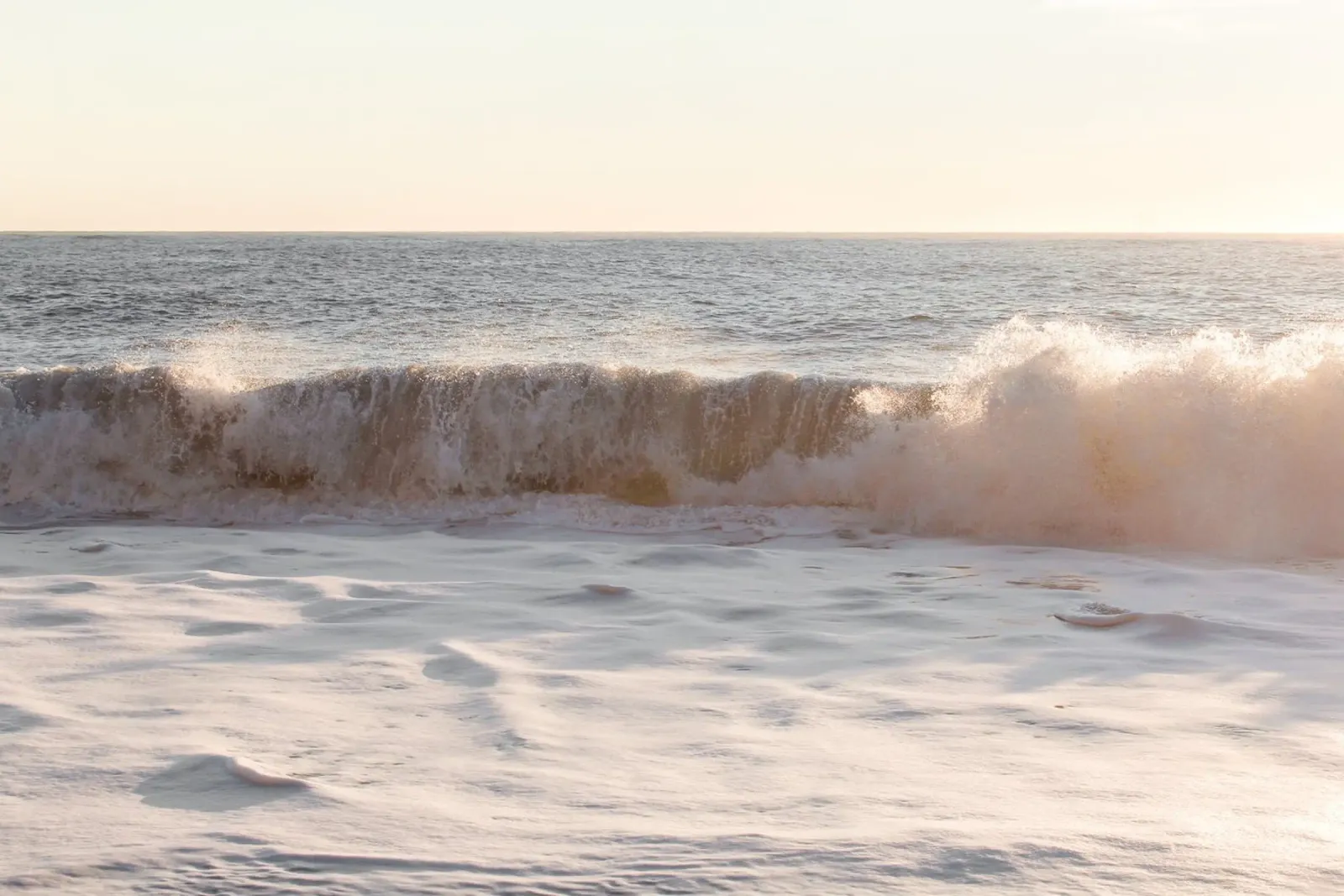 Onda dell'oceano al tramonto in rosa tenue poster da Henrike Schenk Photography