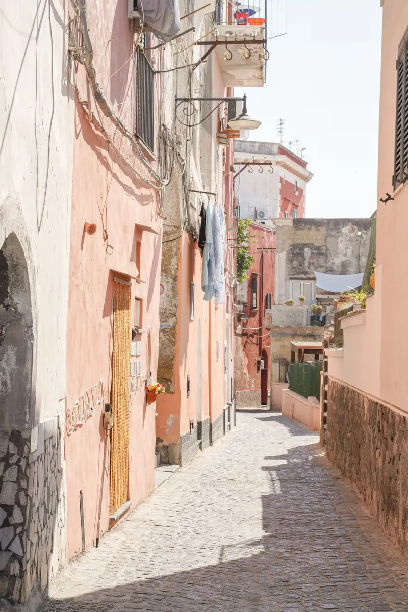 Strada a colori pastello sull'isola di Procida, Italia pellicola backlit da Henrike Schenk Photography