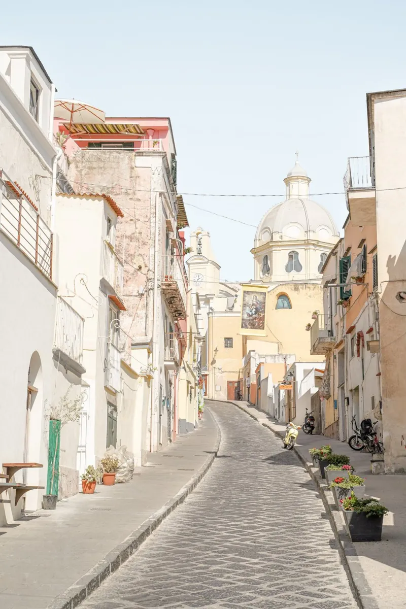 Strada a colori pastello sull'isola di Procida, Italia pellicola backlit da Henrike Schenk Photography
