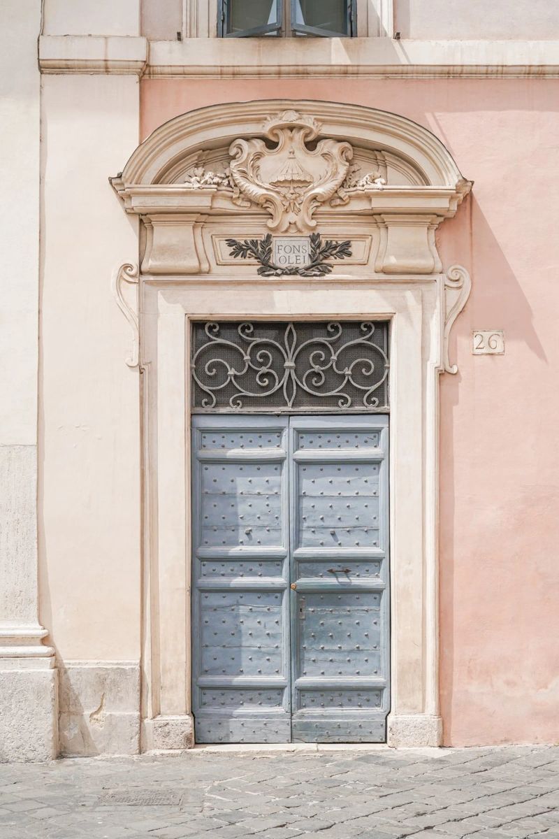 Porte aux couleurs pastel à Rome, Italie poster de Henrike Schenk Photography