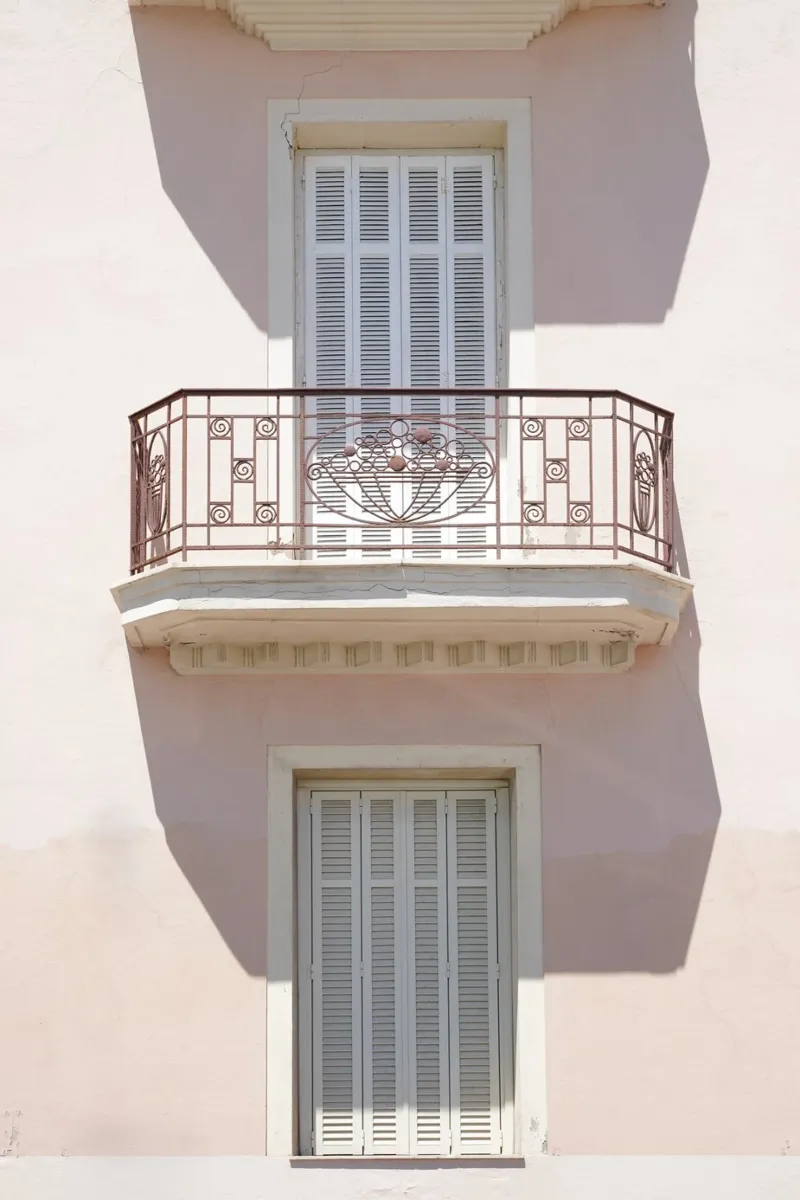 Balcone francese rosa tenue pellicola backlit da Henrike Schenk Photography