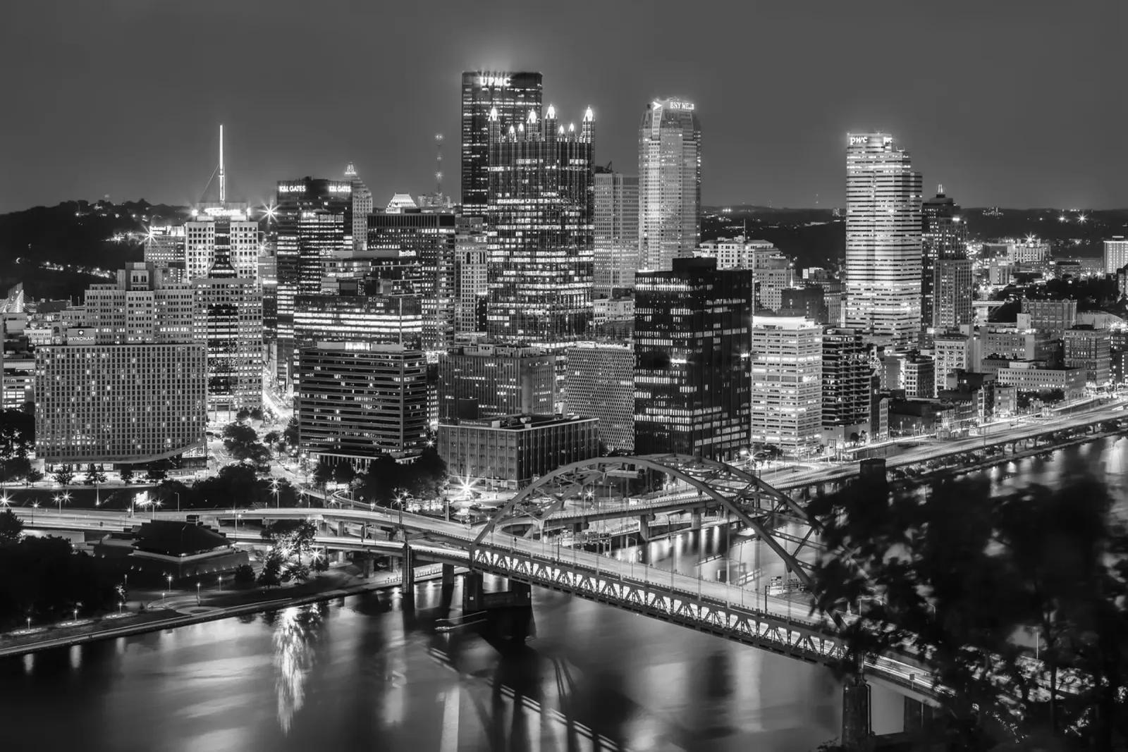 Skyline onirico di Pittsburgh di sera | Monochrom plexiglass da Melanie Viola