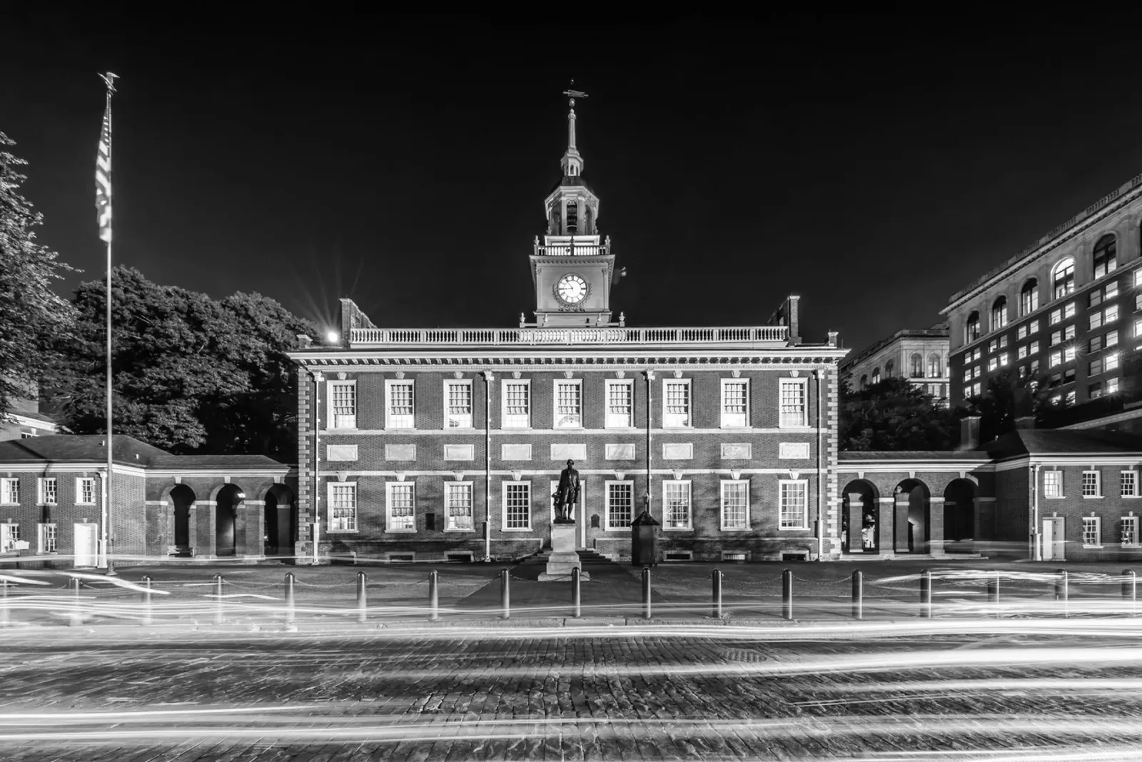 Independence Hall in Philadelphia | Monochrom canvas met Baklijst van Melanie Viola
