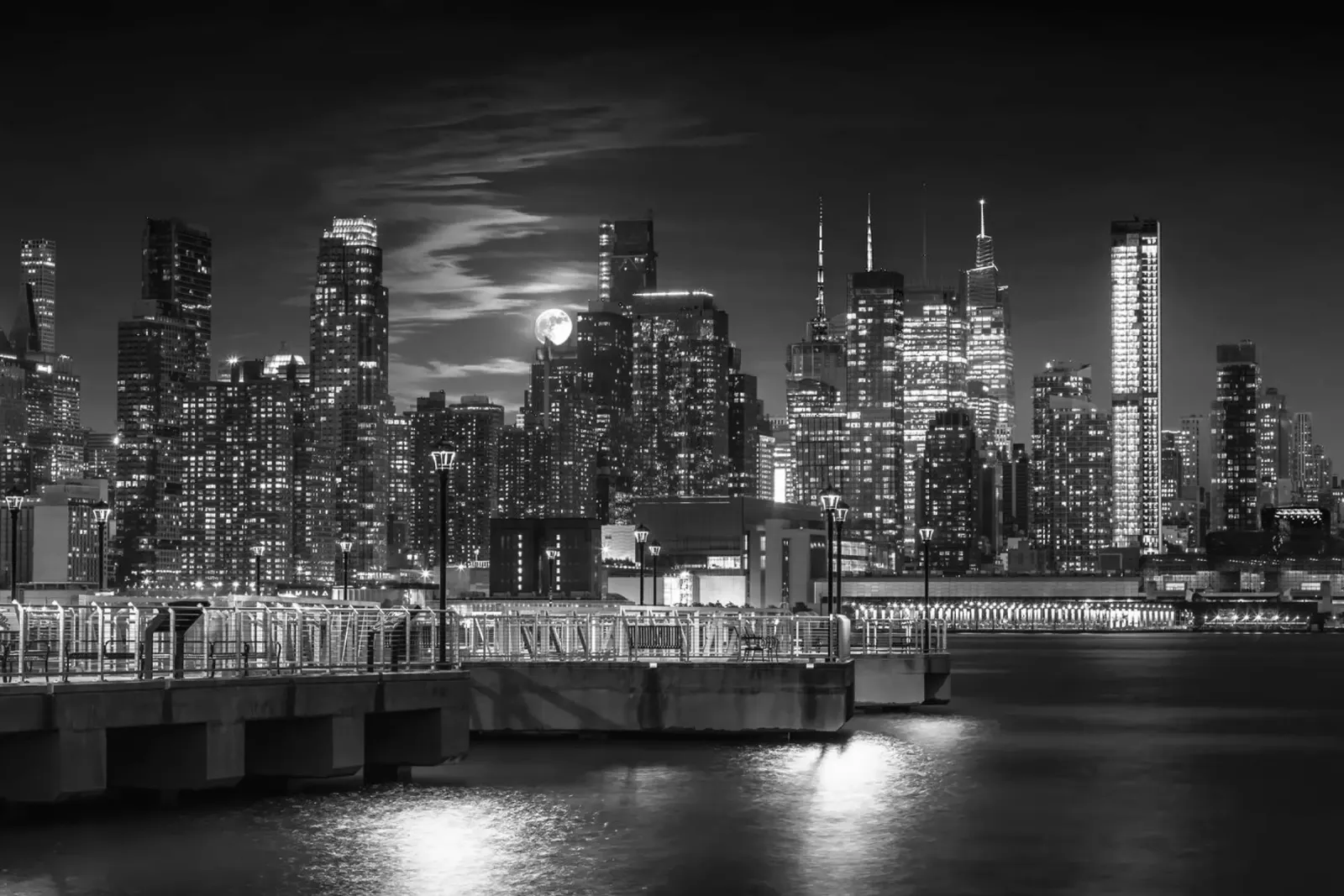 Midtown Manhattan skyline with full moon | Monochrom alu-dibond by Melanie Viola