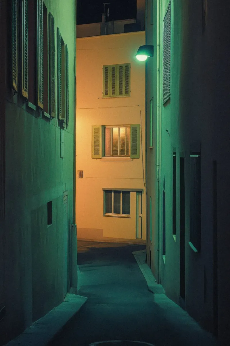 I vicoli incantati di Marsiglia di notte poster con telaio in legno da By Night