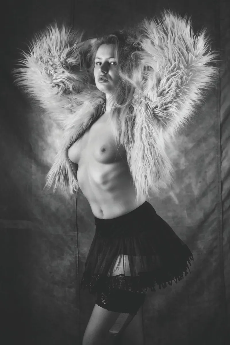 Amber topless in fur Mono pellicola backlit da Dave Hare Photography