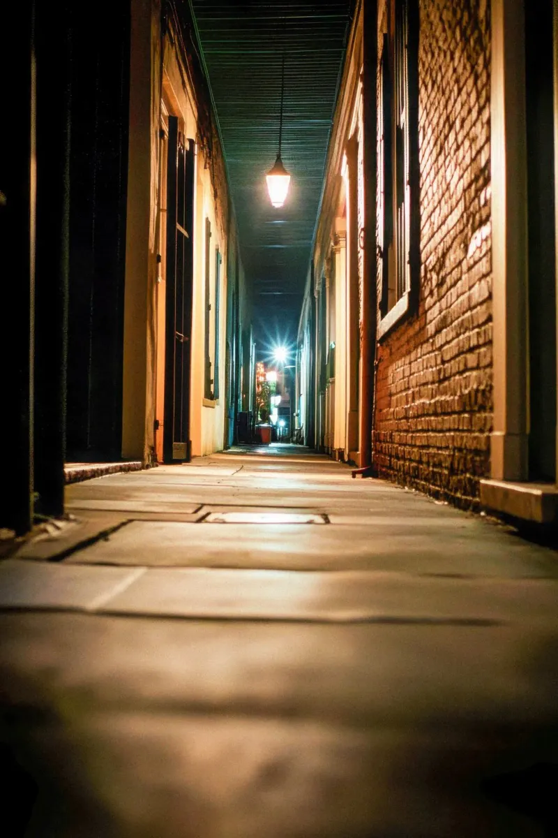 Poetische Perspektive in einer Gasse in New Orleans Forex-Platte von By Night