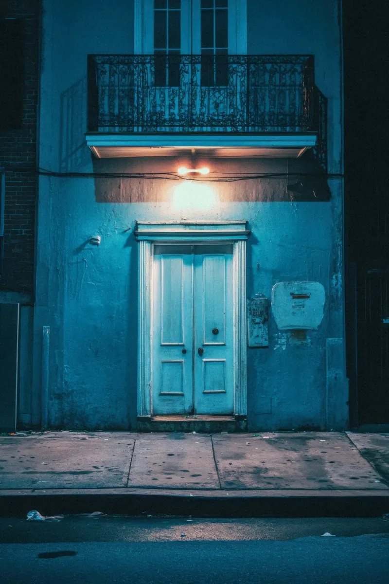 I misteri di una porta blu a New Orleans poster con telaio in legno da By Night