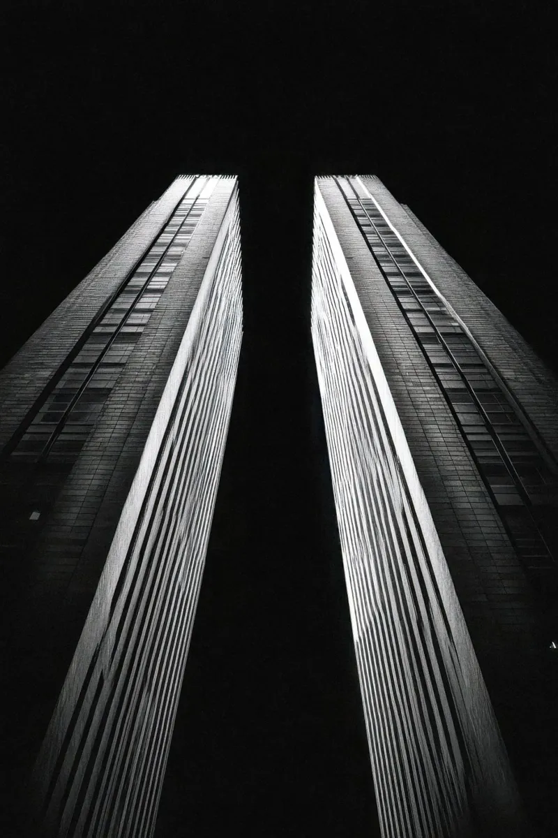 Die Giganten New Yorks unter dem Nachthimmel Poster mit Kunststoffrahmen von By Night
