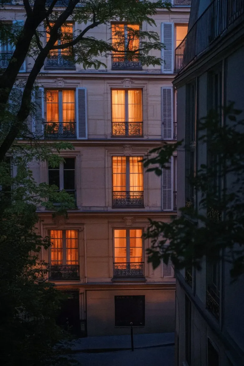 Der diskrete Charme der Pariser Gebäude bei Nacht Hahnemühle von By Night