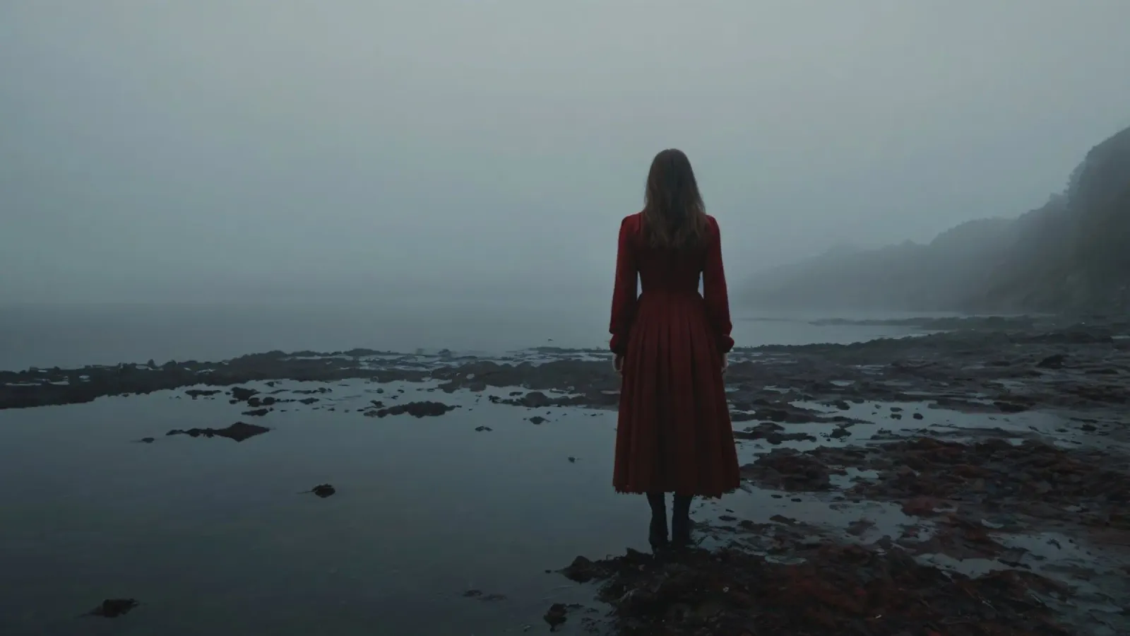 Une femme vêtue d'une robe rouge se tient debout, contemplative, au bord d'une rivière brumeuse. hahnemühle de DesignDoodle