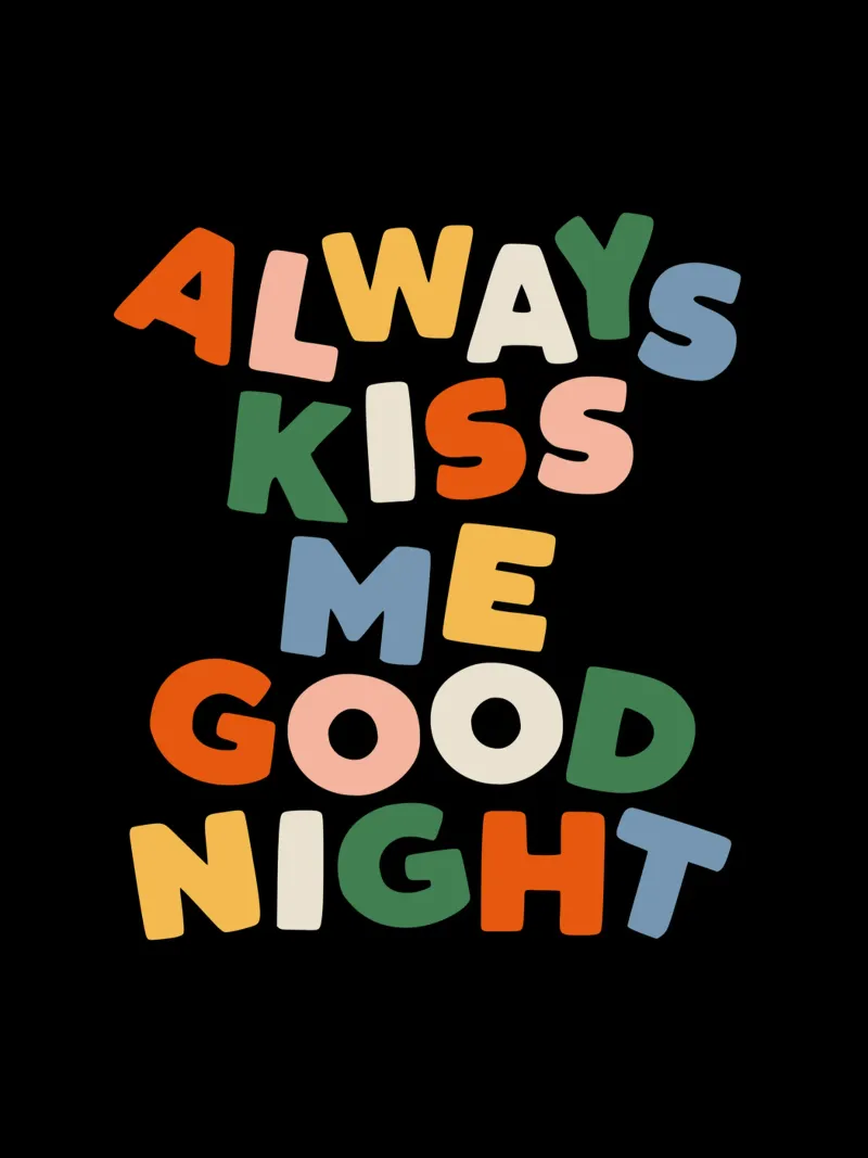 Always Kiss Me Goodnight en noir, rouge, vert, jaune et bleu poster avec cadre en aluminium de THE MOTIVATED TYPE