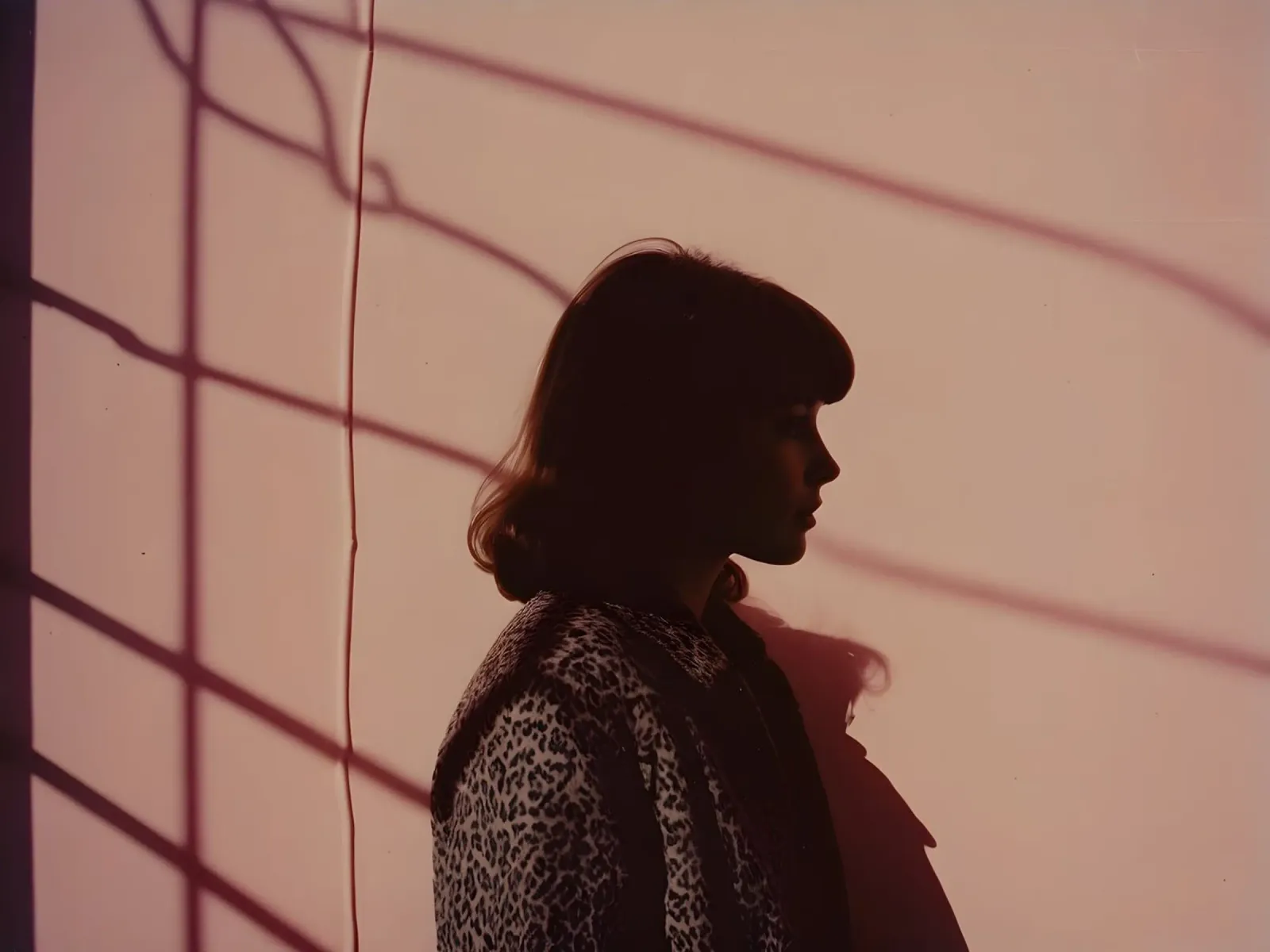 silhouette di una ragazza che indossa un cappotto invernale di leopardo pellicola backlit da serinae