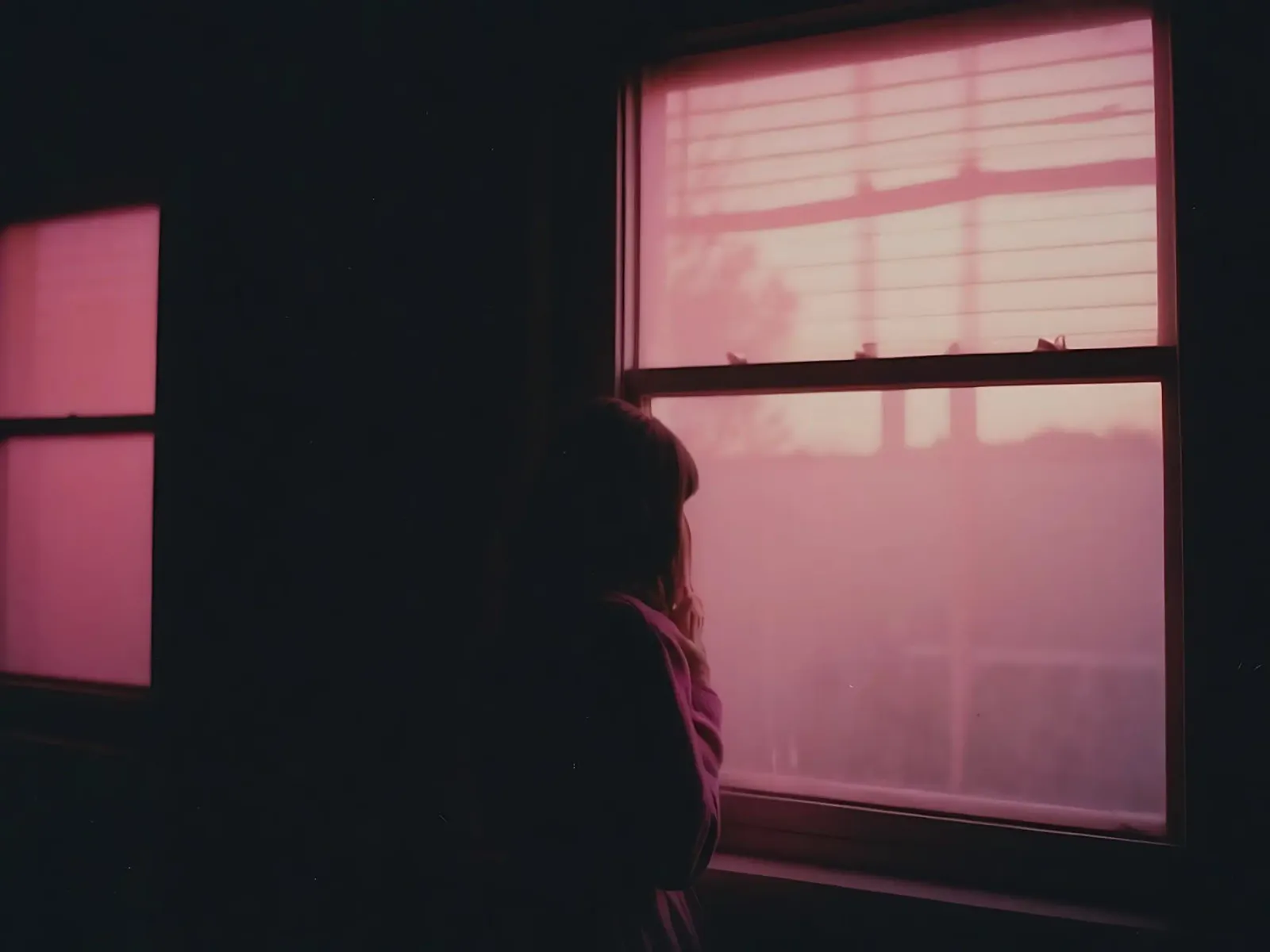 silhouette di una ragazza che guarda fuori dalla finestra in una stanza in penombra carta hahnemühle da serinae