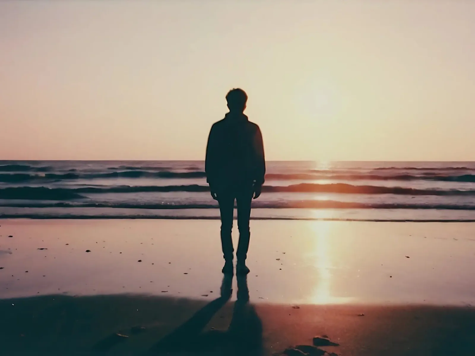 silhouette di un ragazzo che guarda l'alba sulla spiaggia poster con telaio in legno da serinae