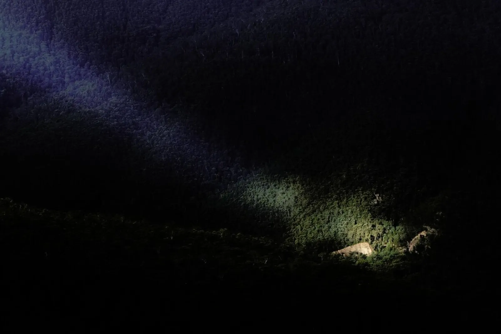 Blue Mountains Light pellicola backlit da Julian Wolkenstein