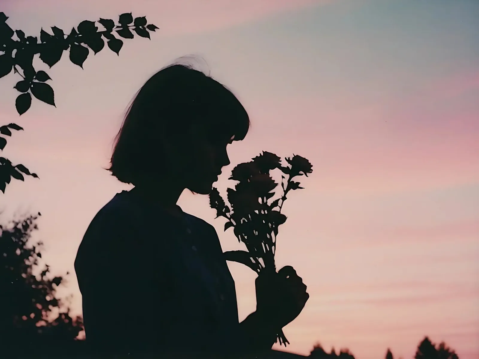 silhouette d'une jeune fille humant un bouquet de fleurs hahnemühle de serinae