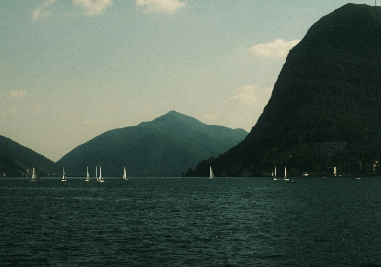 Sailboats on a Serene Lake alluminio dibond da FujiPrints