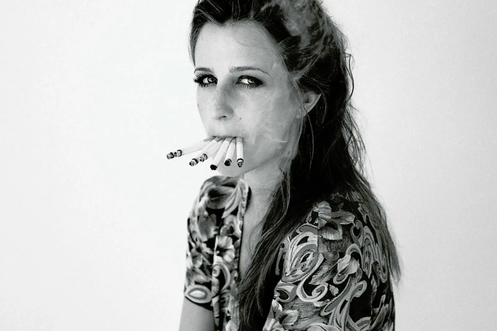 Smoke poster con telaio in plastica da Aysha Banos