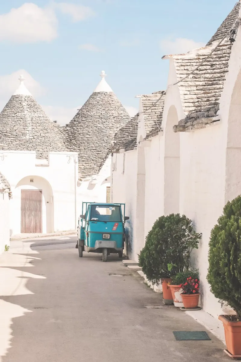 Puglia, Italia I Strada tranquilla nel villaggio bianco di Alberobello poster con telaio in legno da Julie Travel Photography