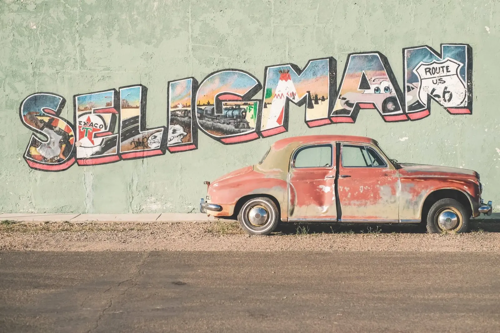 Route 66, USA I Auto d'epoca retrò a Seligman poster con telaio in legno da Julie Travel Photography