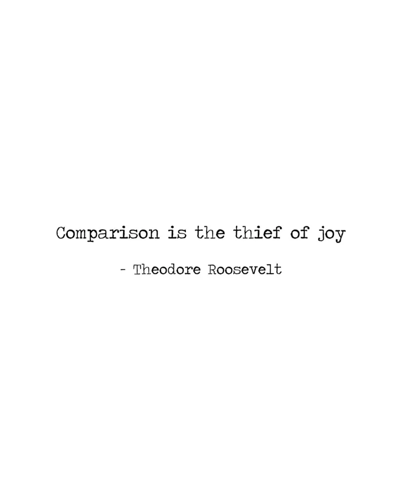 "Il confronto è il ladro della gioia" - Citazione di Theodore Roosevelt poster con telaio in legno da Summer Soul Co. - Quotes