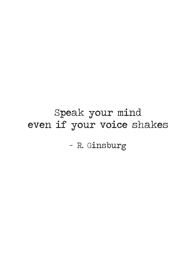 Dite quello che pensate, anche se la vostra voce trema - Ruth Ginsburg poster con telaio in plastica da Summer Soul Co. - Quotes