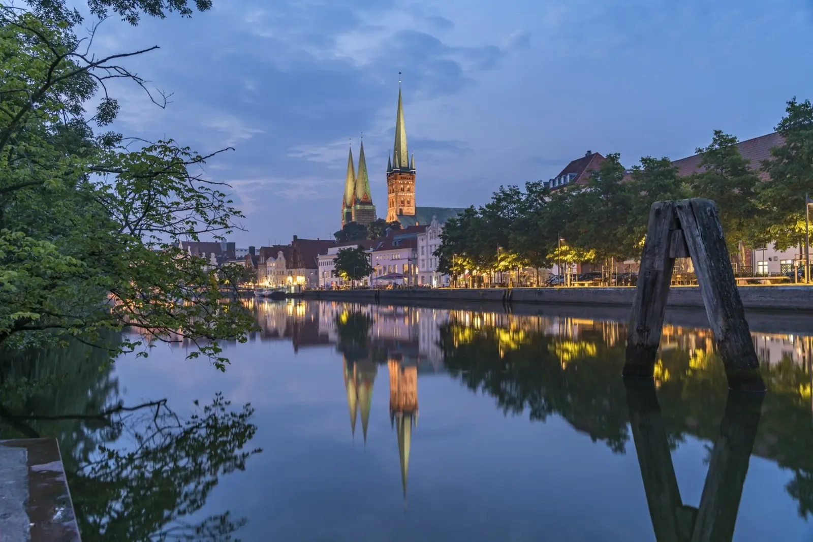 Lübeck bei Nacht poster da Reisefotografie - Bilder aus aller Welt