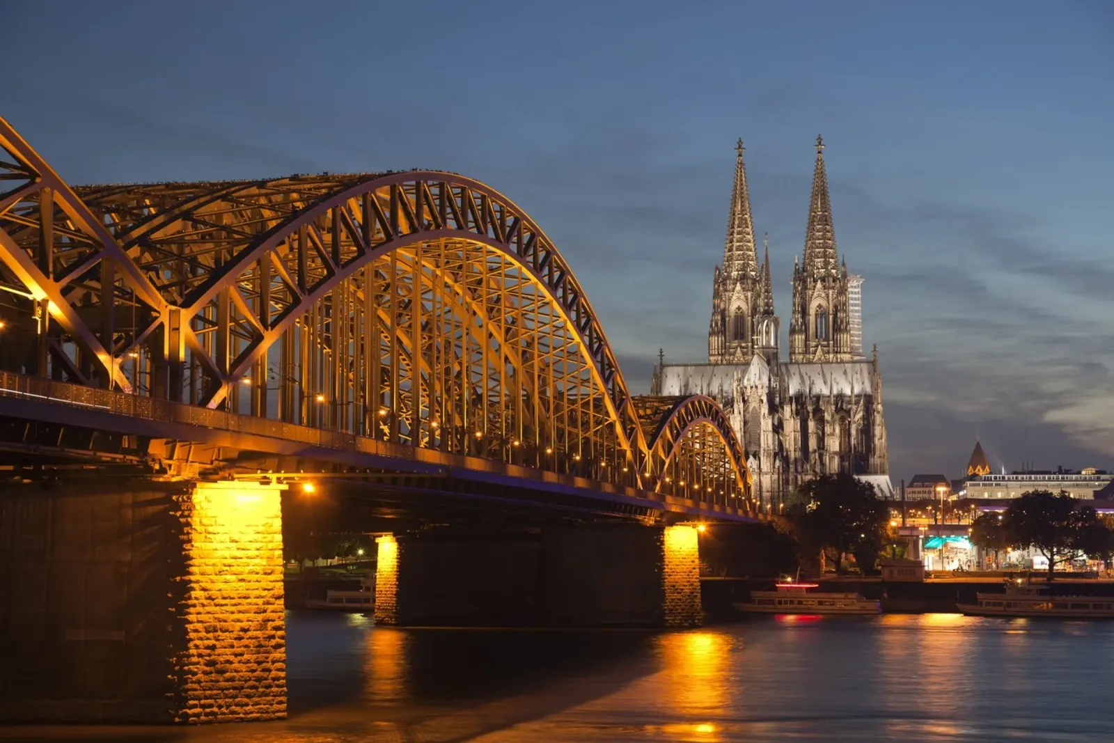 Kölner Dom und Hohenzollernbrücke poster con telaio in alluminio da Reisefotografie - Bilder aus aller Welt