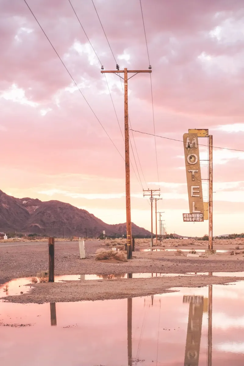 Route 66, USA I Tramonto rosa da un motel retrò al neon poster con telaio in alluminio da Julie Travel Photography