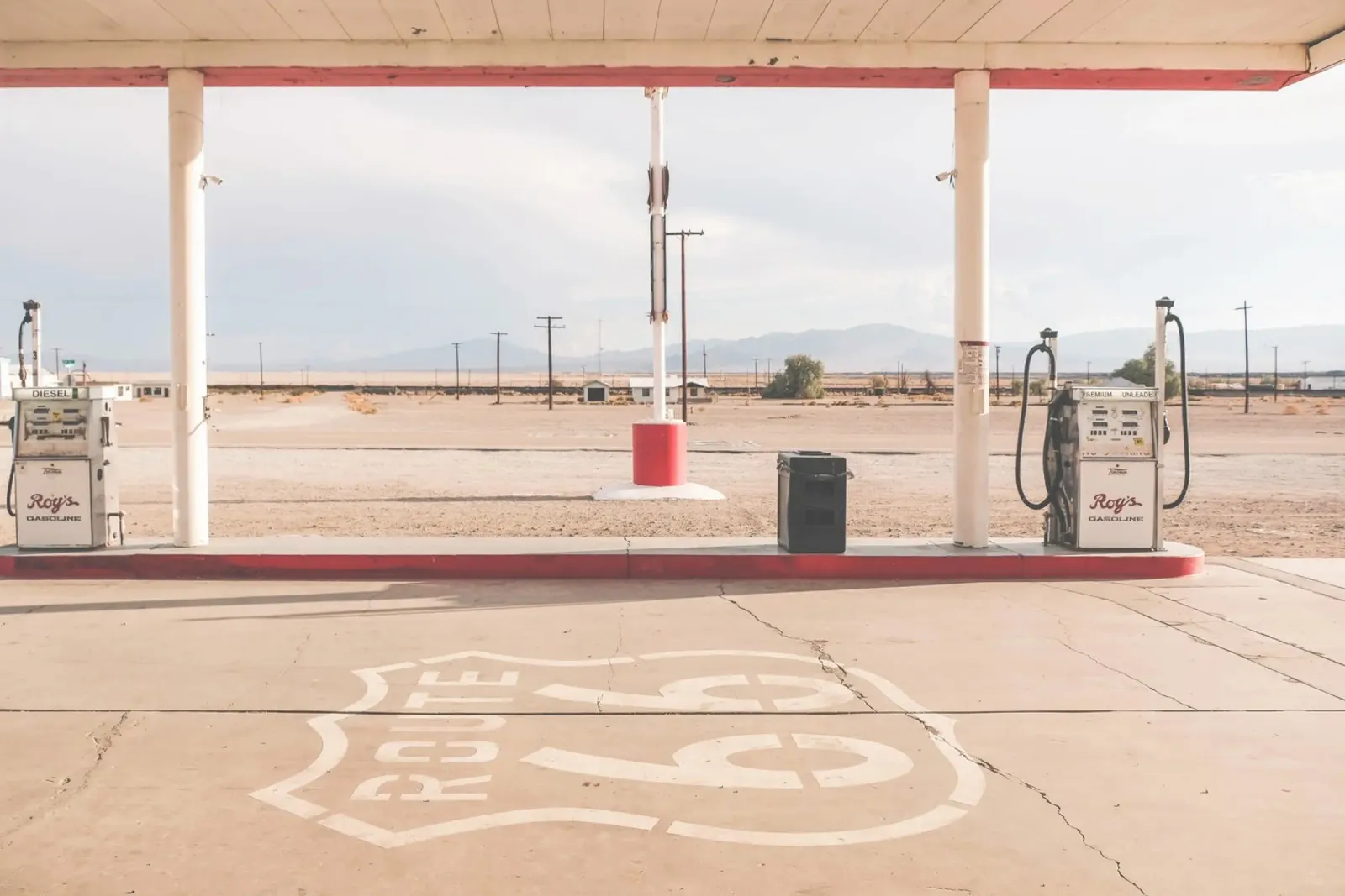 Route 66, USA I Stazione di servizio vintage retro nel deserto poster con telaio in plastica da Julie Travel Photography