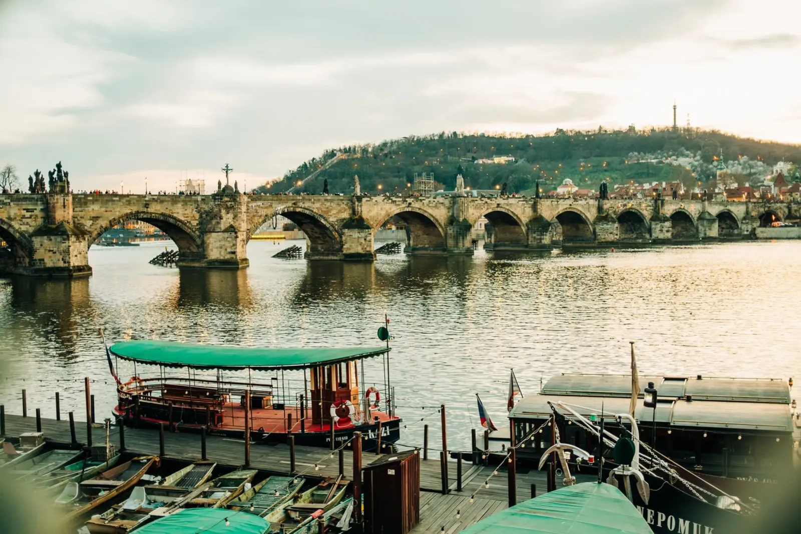 Praga, Ponte Carlo - Tramonto sul fiume Moldava pellicola backlit da Bold and Retro