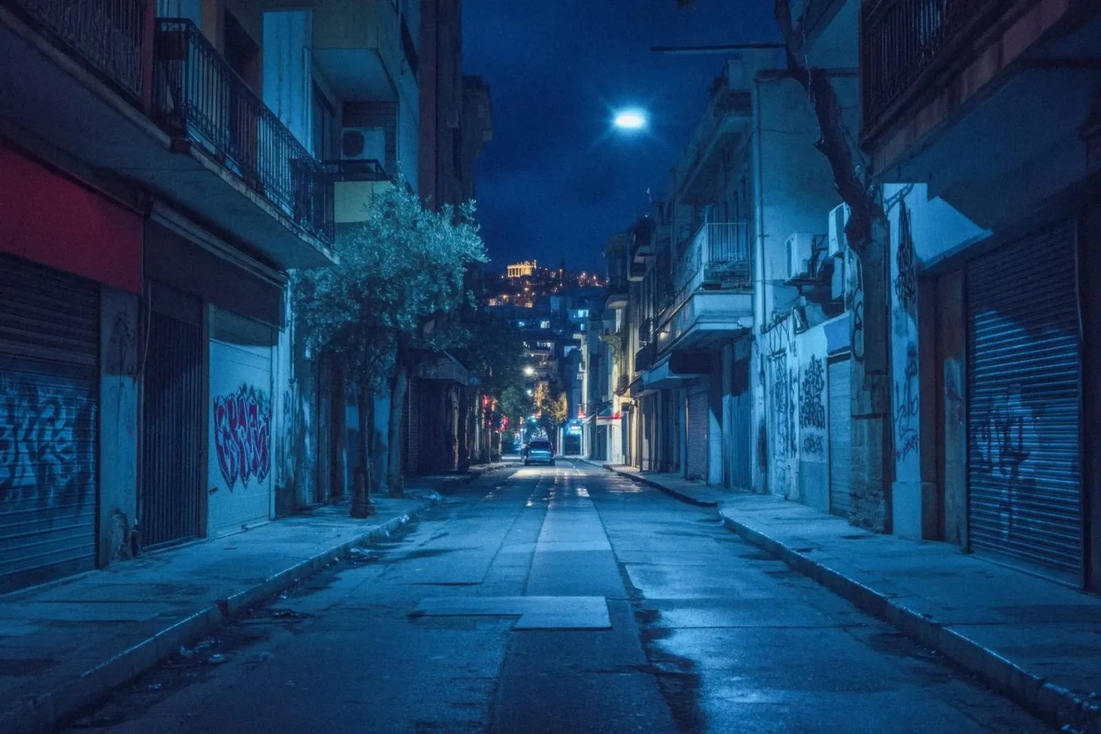 Una passeggiata serale tra le stradine di Atene poster con telaio in legno da By Night