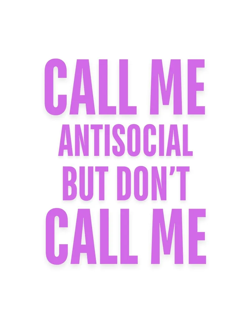 CHIAMATEMI PURE ANTISOCIALE MA NON CHIAMATEMI II poster con telaio in alluminio da ArtDesign by KBK
