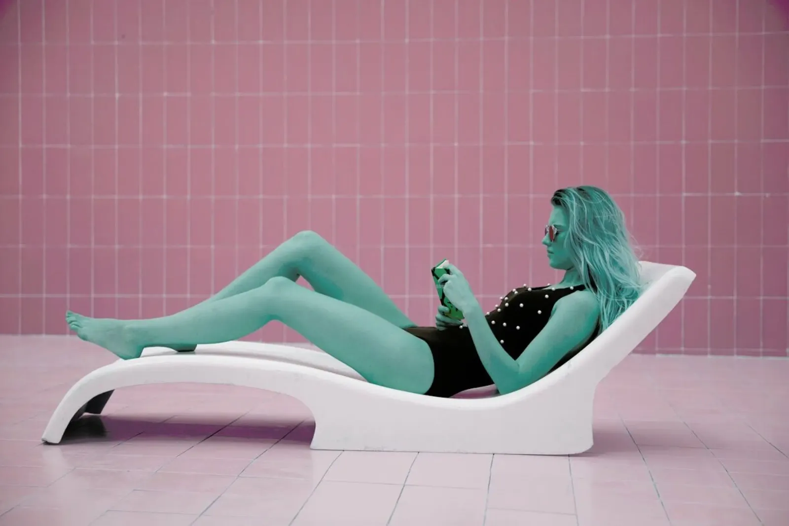 Pool Girl 3 poster avec cadre en plastique de Lara Zankoul