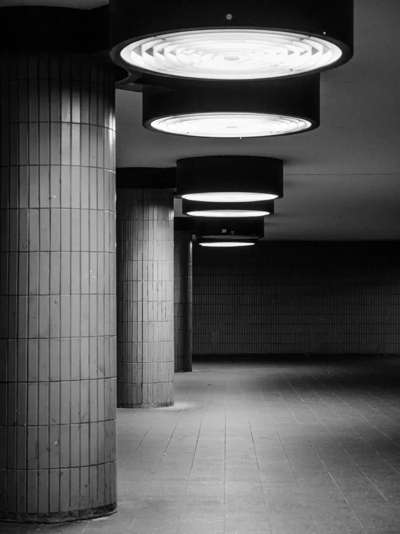Foto in bianco e nero di Berlino: Gioco di ombre in un tunnel buio pellicola backlit da Bold and Retro