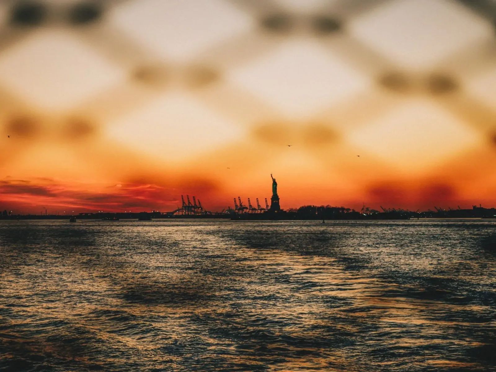 Zonsondergang in New York - Uitzicht op het Vrijheidsbeeld canvas met Baklijst van Bold and Retro