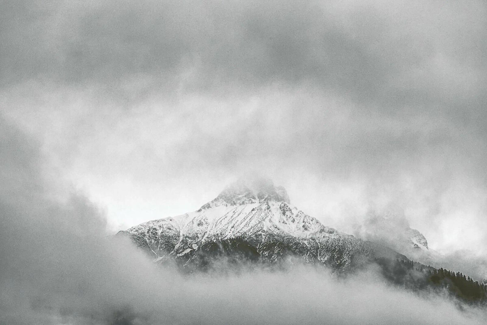 Peak in the Clouds pellicola backlit da Nur Mut