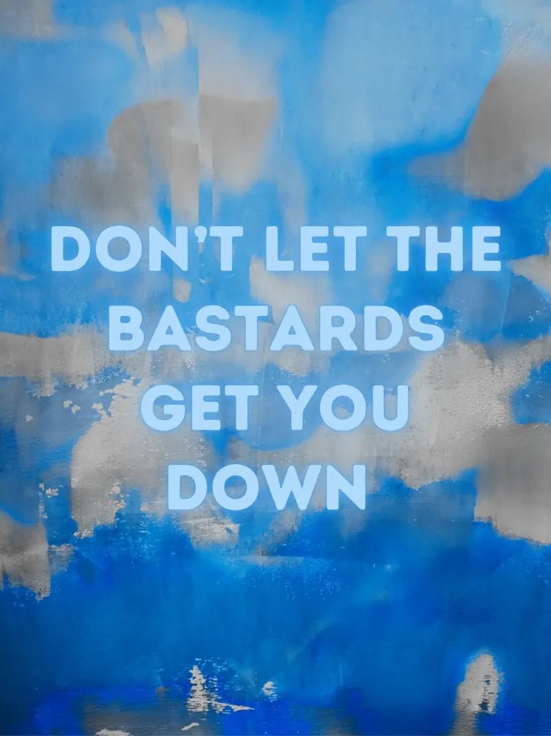 DON'T LET THE BASTARDS GET YOU DOWN Abstracte print Blauwe lucht canvas van FABOArt