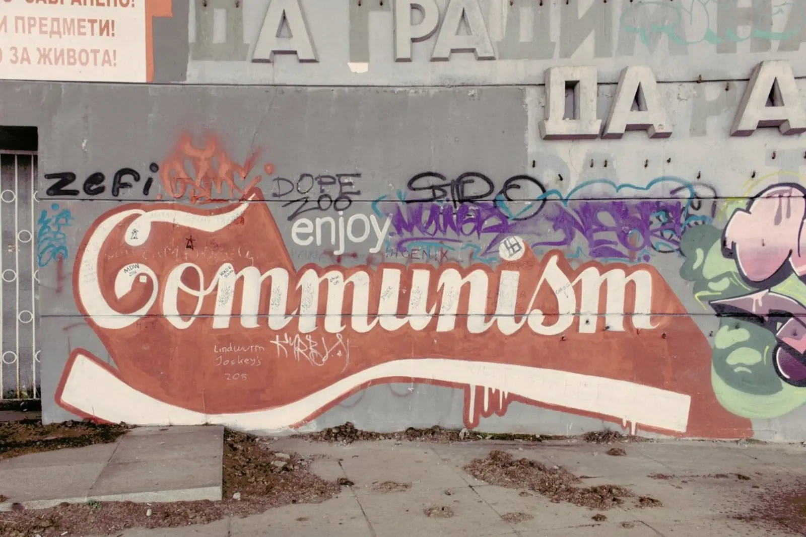 Enjoy Communism pellicola backlit da Marc Schulthess