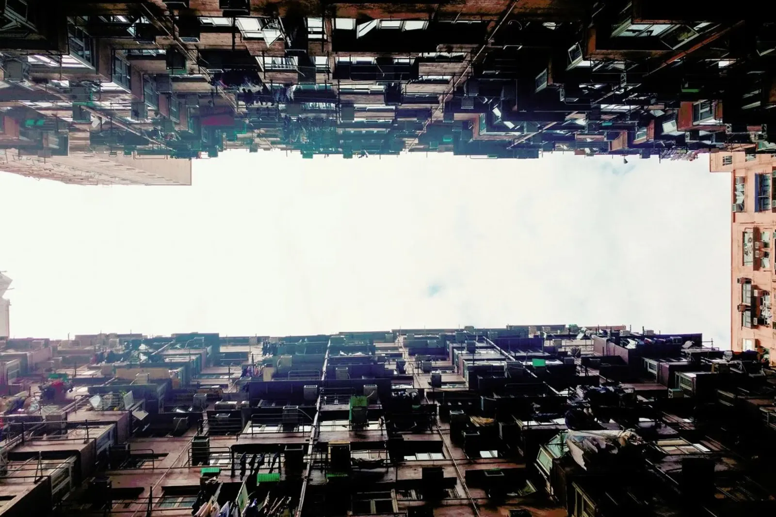 Hong Kong Quarry Bay pellicola backlit da Marc Schulthess