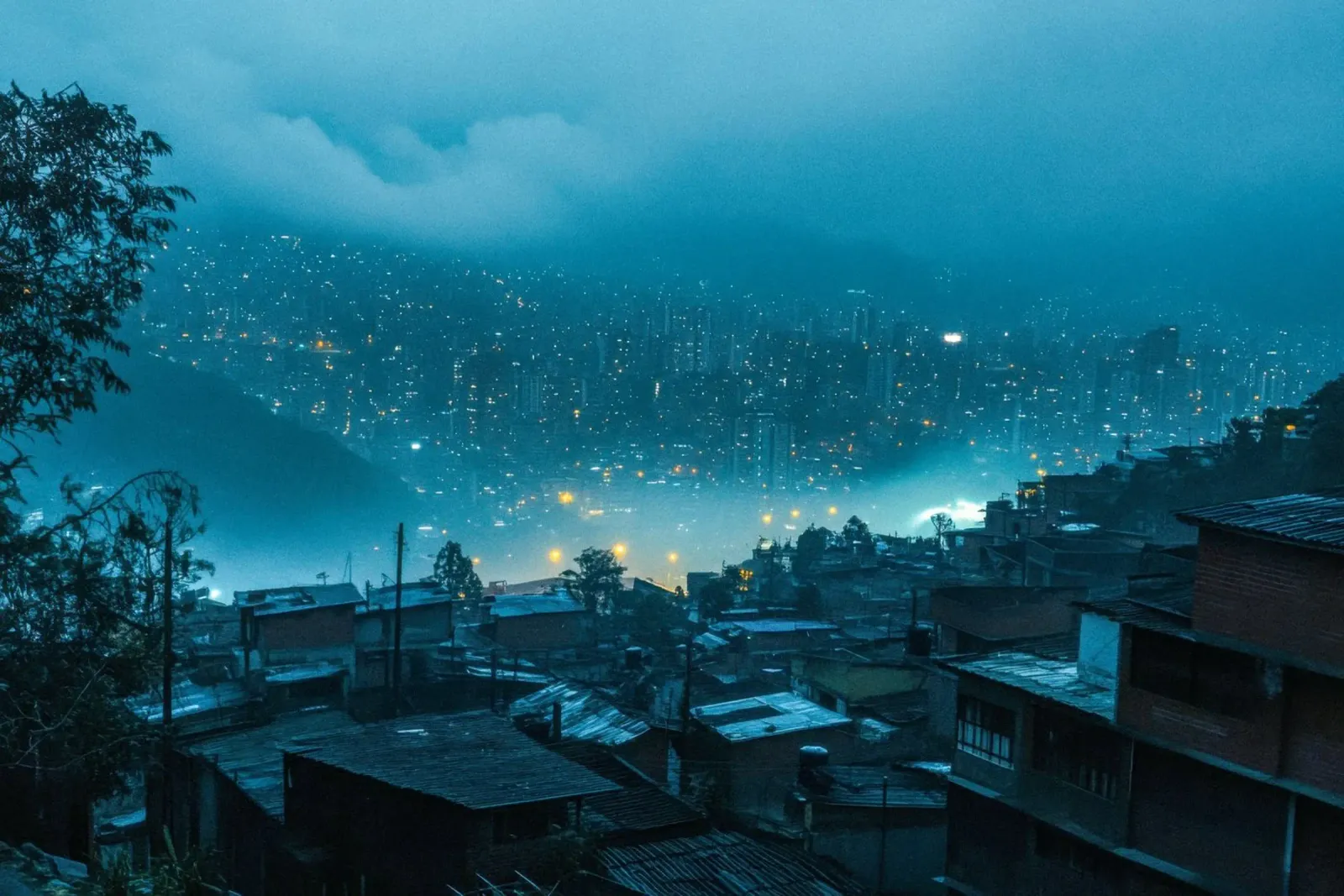 Medellín, la città delle luci pellicola backlit da By Night