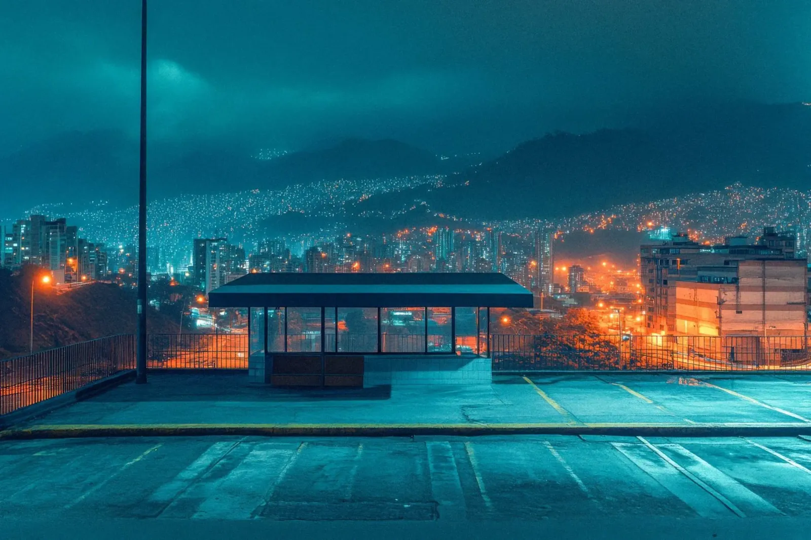 Medellín, il silenzio delle alture poster con telaio in alluminio da By Night