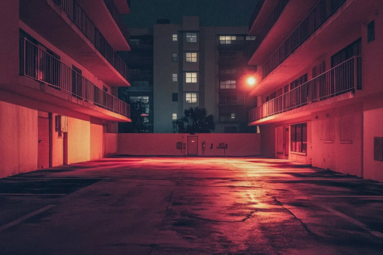 Parking Miami : l’élégance cachée des lumières nocturnes poster avec cadre en plastique de By Night