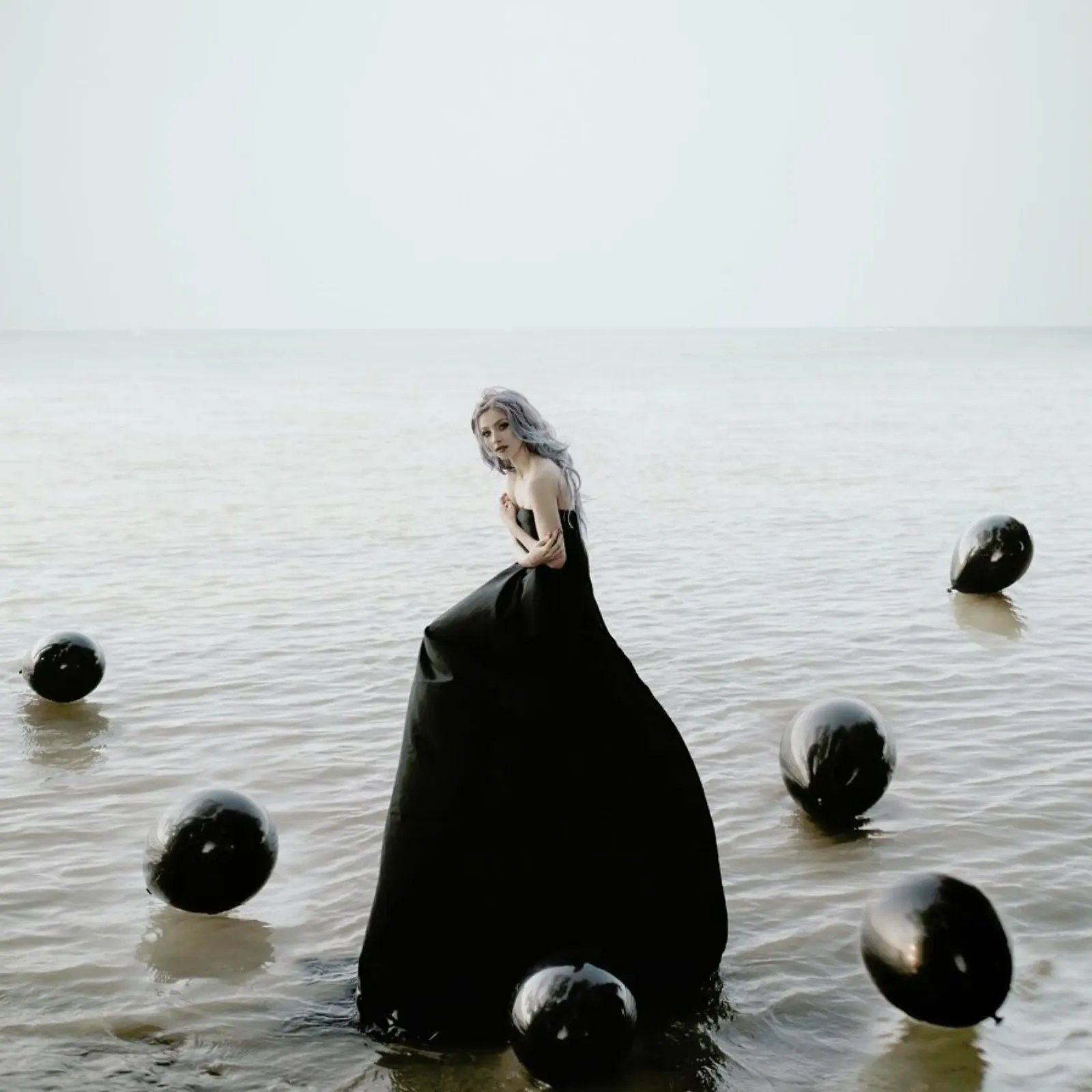 Black Balloons pellicola backlit da Jovana Rikalo
