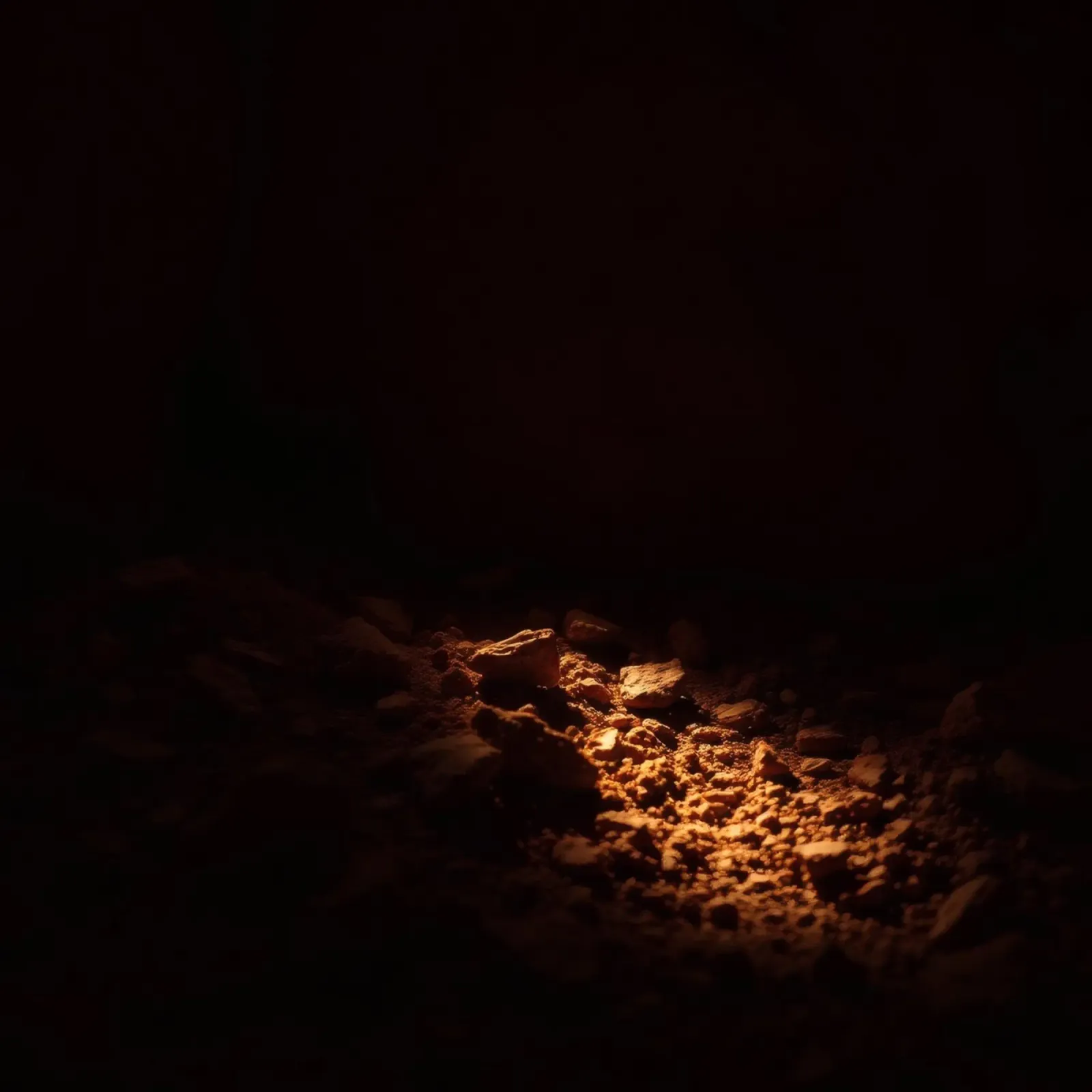 Lumière douce éclairant des textures terreuses à l'intérieur d'une grotte sombre hahnemühle de DesignDoodle