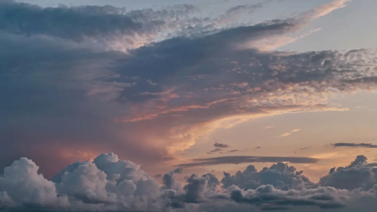 Un tramonto vibrante su nuvole stratificate in un cielo tranquillo al crepuscolo pellicola backlit da DesignDoodle