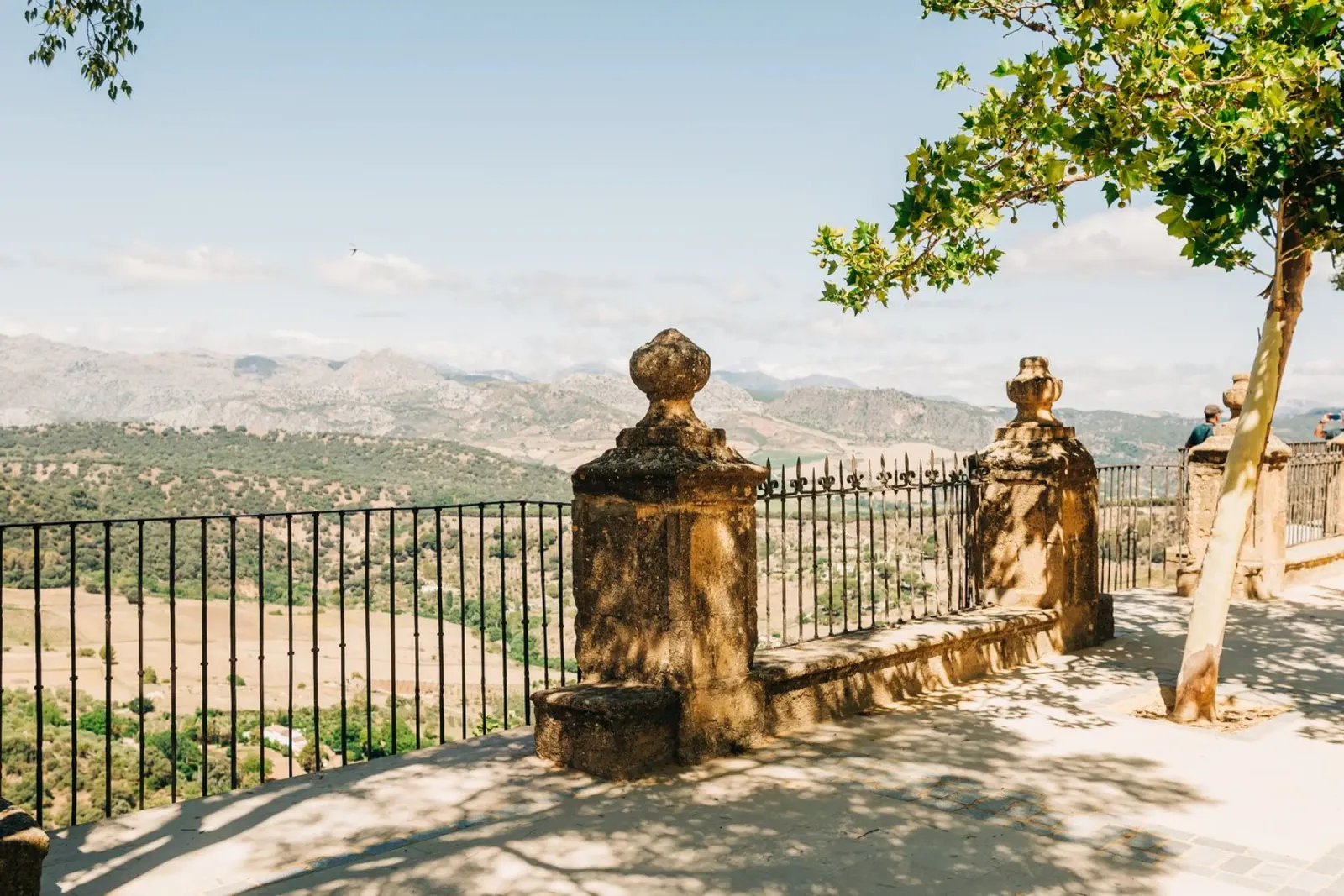 Andalusien Reisefoto - Blick über die Berge bei Ronda Poster von Bold and Retro